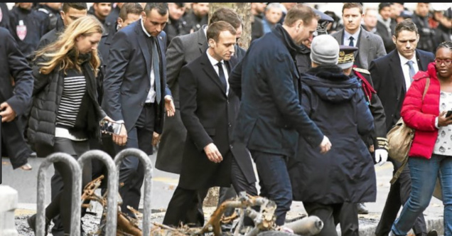 Emmanuel Macron arrive d'Argentine après la guerre et ne peut que constater les dégâts....