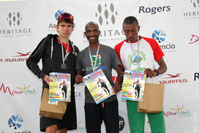 Le podium des seniors sur les 53 km : Léo Rogaume (3ème) , Thabang Madiba (1er) et Olivier Roalison