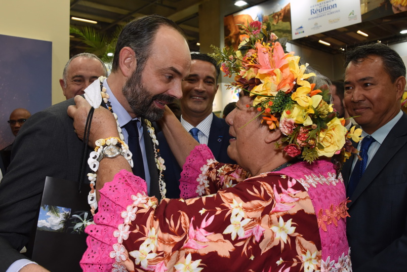 Les Polynésiens l'ont "poursuivi" sur le stand de La Réunion pour lui mettre une couronne de fleurs... sous l'oeil amusé de Stéphane Bijoux