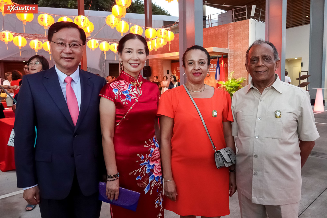 Chen Zhihong, Consul Général de la République populaire de Chine à La Réunion, son épouse Chen Zhihong, avec Gilbert Annette, maire de Saint-Denis, et son épouse Odile
