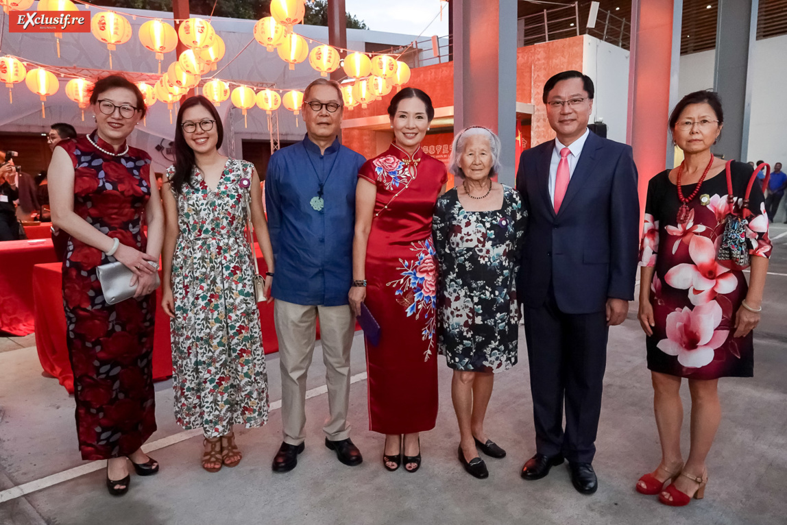 Yang Qing, vice-consule générale de Chine à La Réunion, Chen Zhihong, Consul Général de la République populaire de Chine à La Réunion, et son épouse Dong Zhijiao, et la famille François Fock Yee