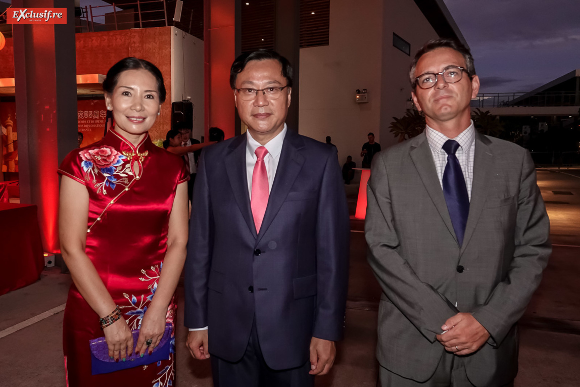 Dong Zhijiao, son époux Chen Zhihong, Consul Général de la République populaire de Chine à La Réunion, et Laurent Chevalier, Conseiller diplomatique du Préfet