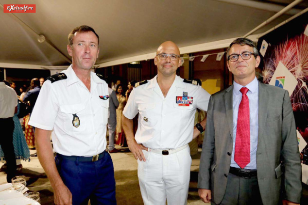 Général Xavier Ducept, commandant de la Gendarmerie à La Réunion, colonel Gilles Revel, Chef d’État-Major Inter Armées des FAZSOI, et Laurent Chevalier, Conseiller diplomatique du Préfet