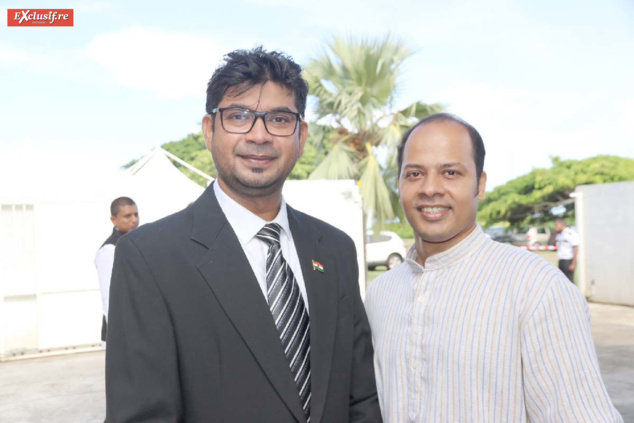 Noor Maharaullée, collaborateur du Consul Général de l’Inde, Ragesh Othayoth, professeur et responsable du Centre Culturel Indien.