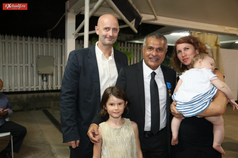 Younous Ravate avec Michel Klein, commandant de police, son épouse Corine d’Air Austral, et leurs enfants