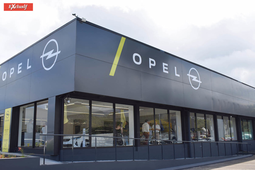 Le showroom d'Opel se trouve à Sainte-Clotilde, à côté de Peugeot