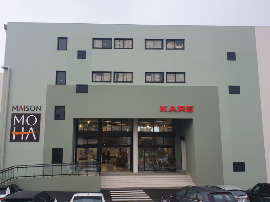 Le magasin est situé dans le parking d'Atlas à Sainte-Clotilde