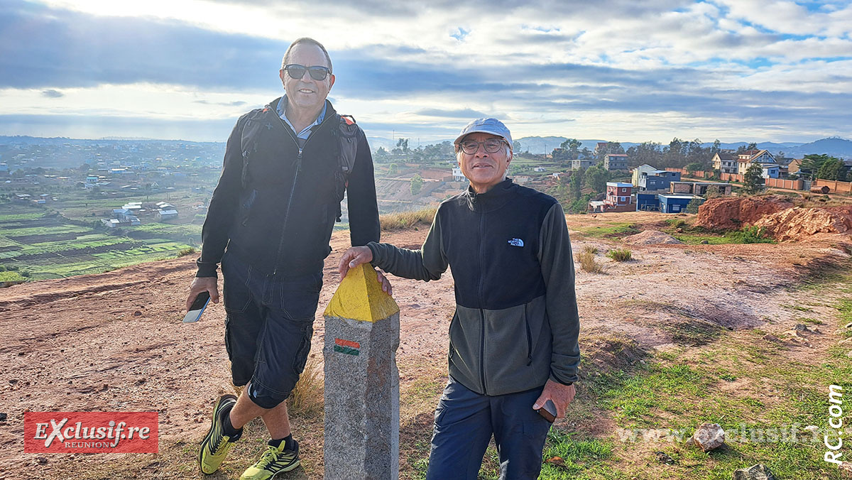 Max Hébert et Michel Chong Fa Sheng devant l'une des 1400 bornes de balisage posées sur 180 km de sentiers de randonnées