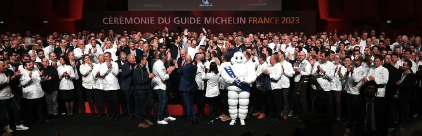 La cérémonie officielle du nouveau Guide Michelin a eu lieu ce lundi 6 mars au Palais des Congrès de Strasbourg où tous les chef.fe.s étaient présent.e.s