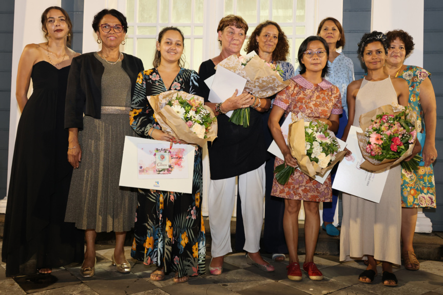 Photo de famille avec Béatrice Sigismeau (2ème à partir de la gauche), vice-présidente du Département Photo de famille avec Béatrice Sigismeau (2ème à partir de la gauche), vice-présidente du Département
