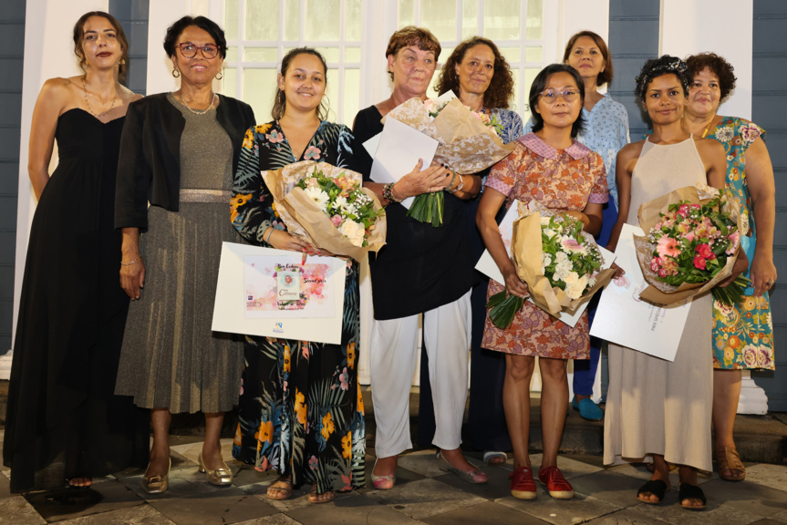 Photo de famille avec Béatrice Sigismeau (2ème à partir de la gauche), vice-présidente du Département