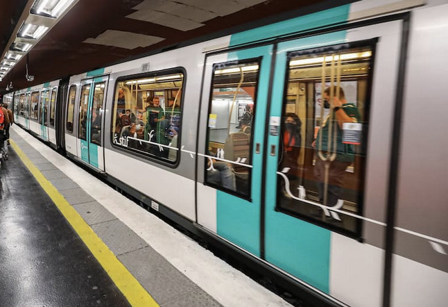 La victime est sortie de la rame, sa veste est restée coincée dans les portes automtiques, elle a été happée... (photo d'illustration internet) La victime est sortie de la rame, sa veste est restée coincée dans les portes automtiques, elle a été happée... (photo d'illustration internet)