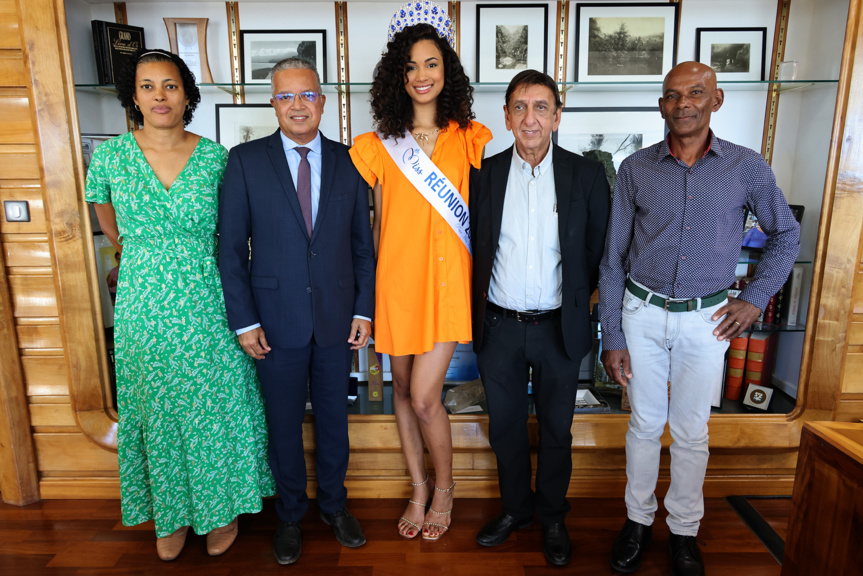 Miss Réunion 2023 entourée de ses parents, du président Cyrille Melchior, et du délégué régional Miss France Aziz Patel