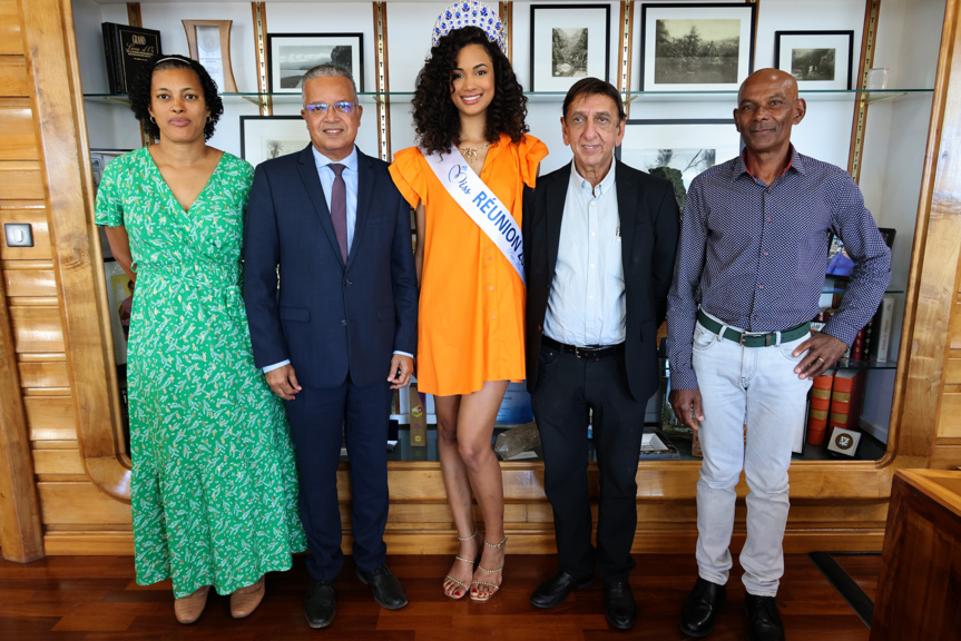 Miss Réunion 2023 entourée de ses parents, du président Cyrille Melchior, et du délégué régional Miss France Aziz Patel Miss Réunion 2023 entourée de ses parents, du président Cyrille Melchior, et du délégué régional Miss France Aziz Patel