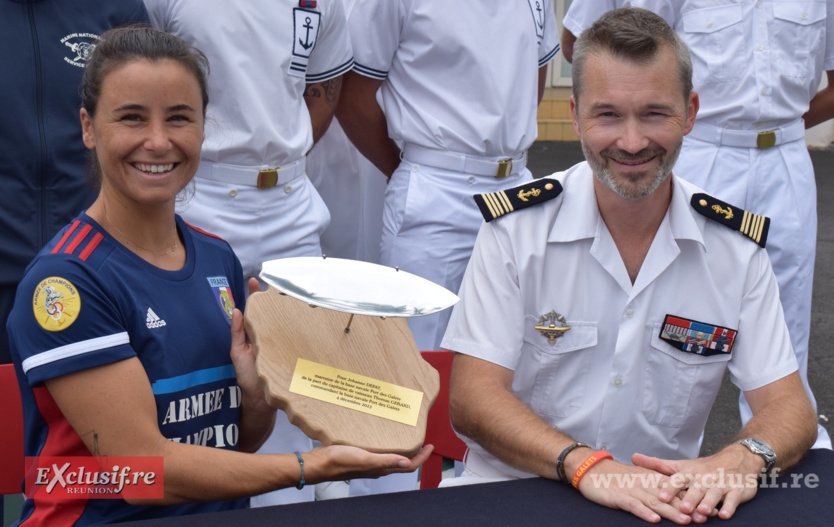 Johanne Defay, championne de surf et militaire, marraine de la Base navale de La Réunion.