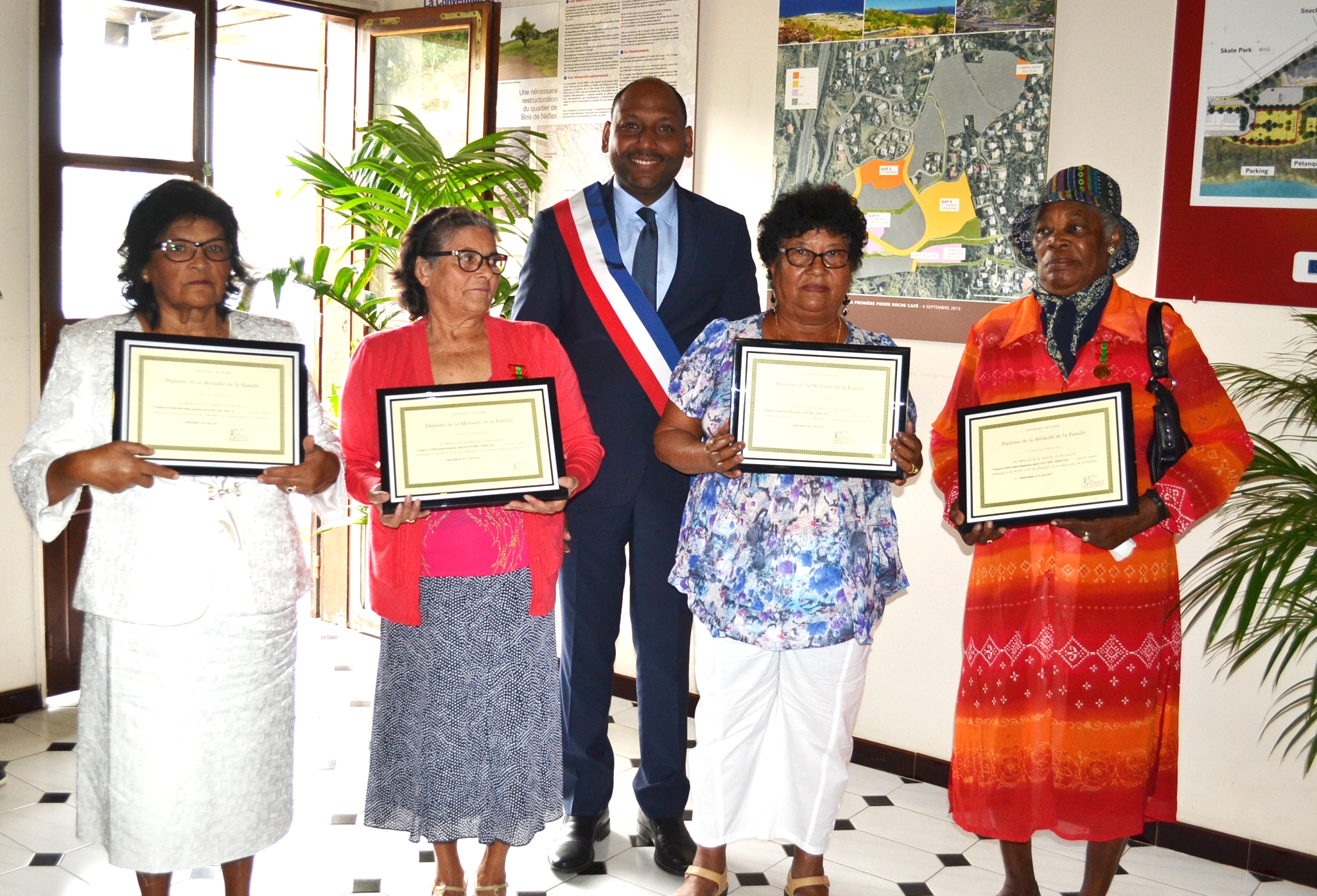 Le député-maire de Saint-Leu et les quatre femmes qui ont été honorées