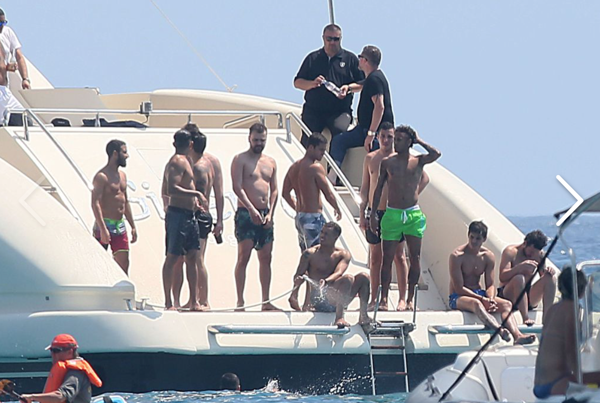 Un yacht loué 10 000 euros par jour! Neymar a un maillot vert (photo Closer)