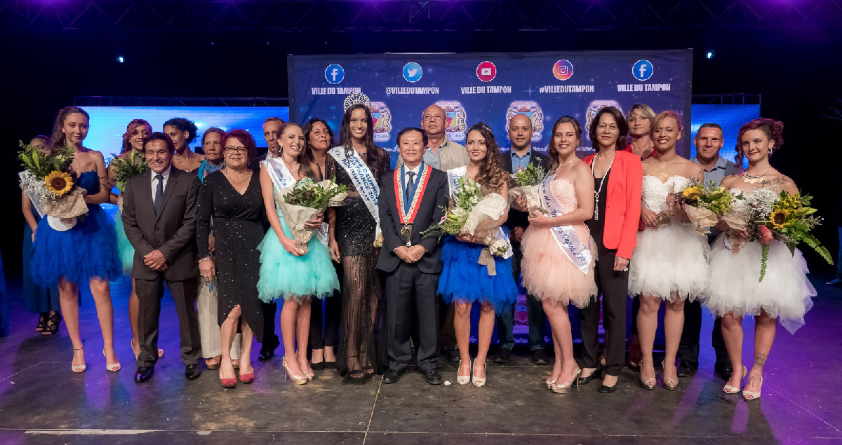 Les lauréates et Miss Réunion avec le maire et les élus municipaux