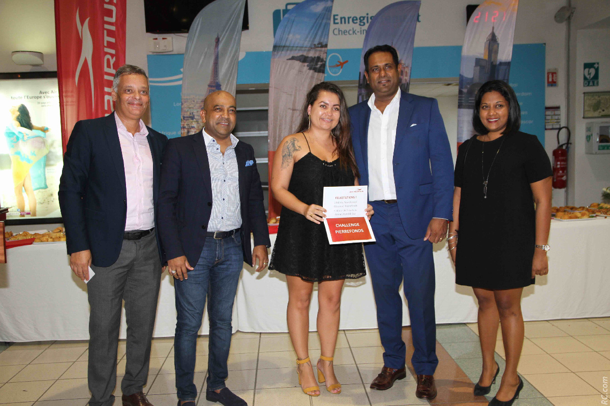 Sandra Dolizeau de Marines Voyages reçoit un prix de la part de l'équipe de Air Mauritius composée de : Somas Appavou, Robert Bourquin,  Mike Seetaramadoo et Nathalie Ajaguin