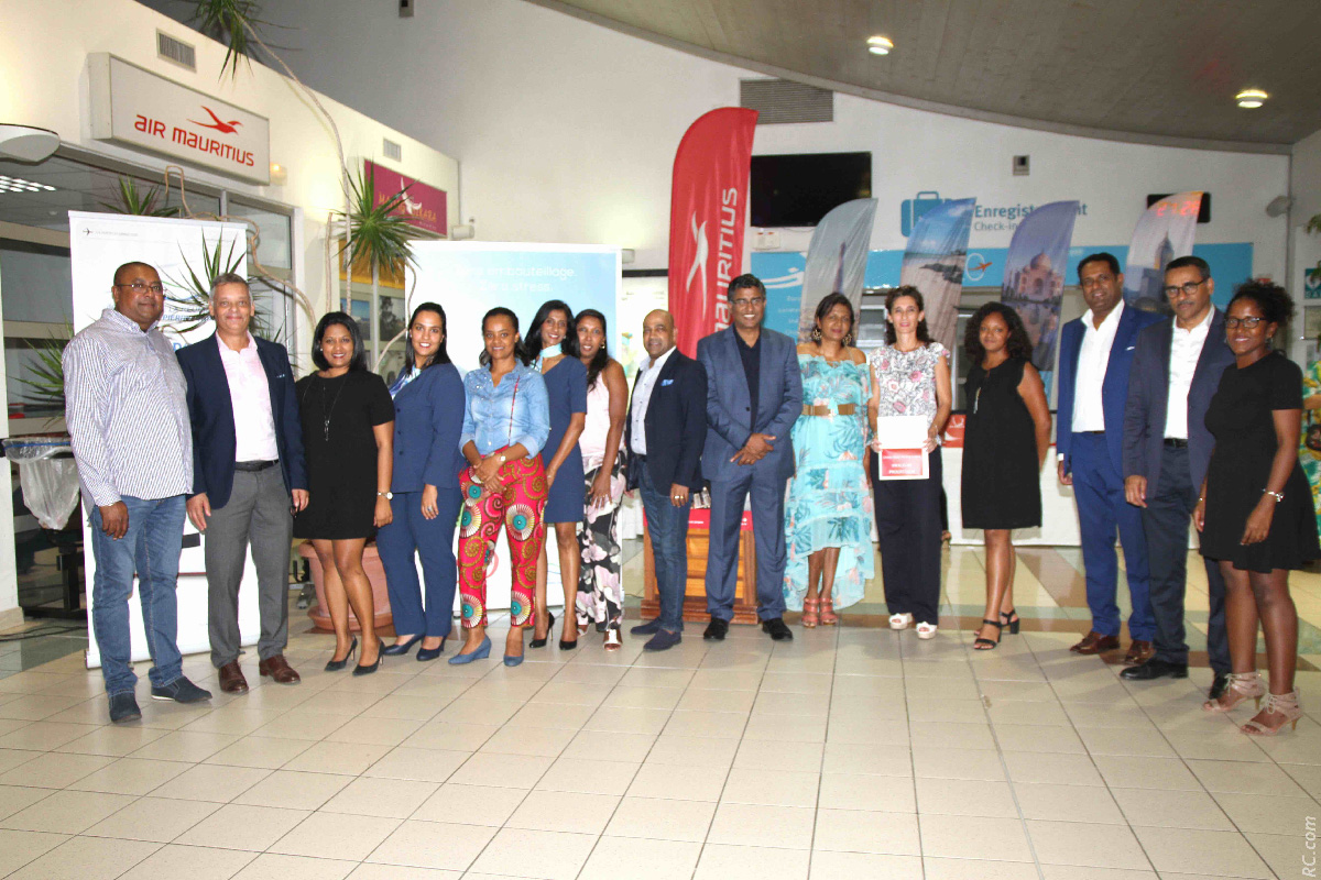 Photo de famille réunissant Air Mauritius et Welcome Vacances dirigé par Carmelle Coutin