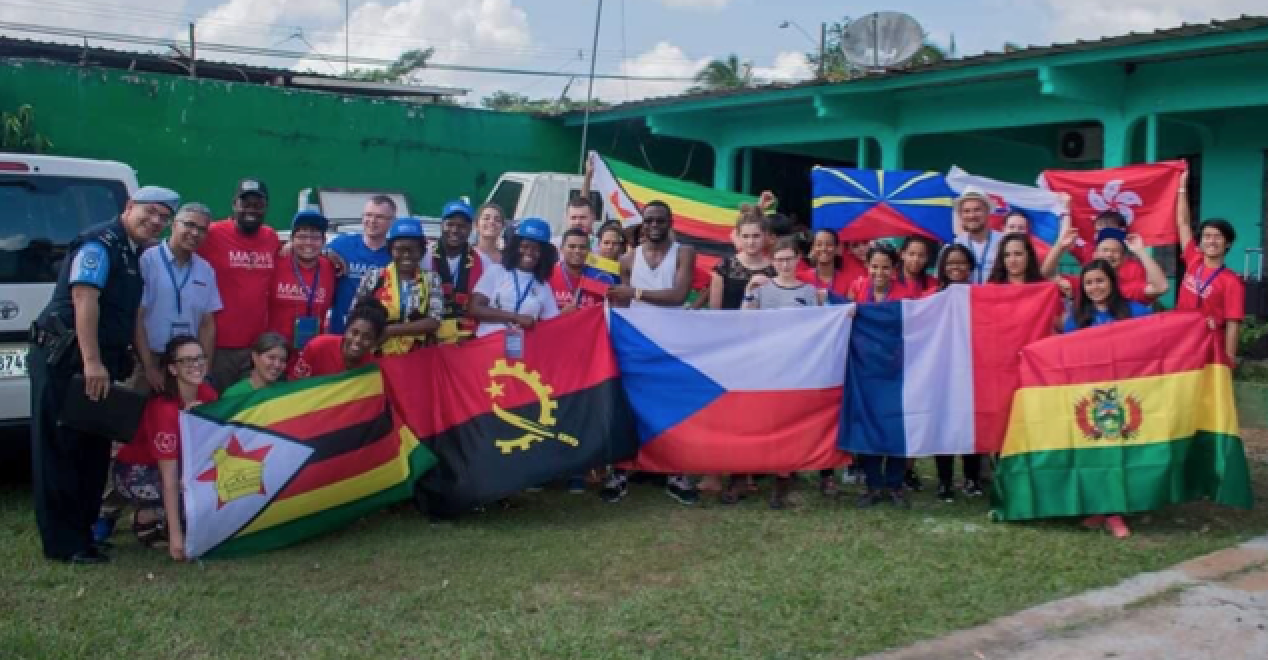 Photo du groupe à Malambo composée de Réunionnais et d’autres jeunes du monde entier de chaque continent (Zimbabwe, Mozambique, Zambie, Bolivie, Hong Kong, Malaisie