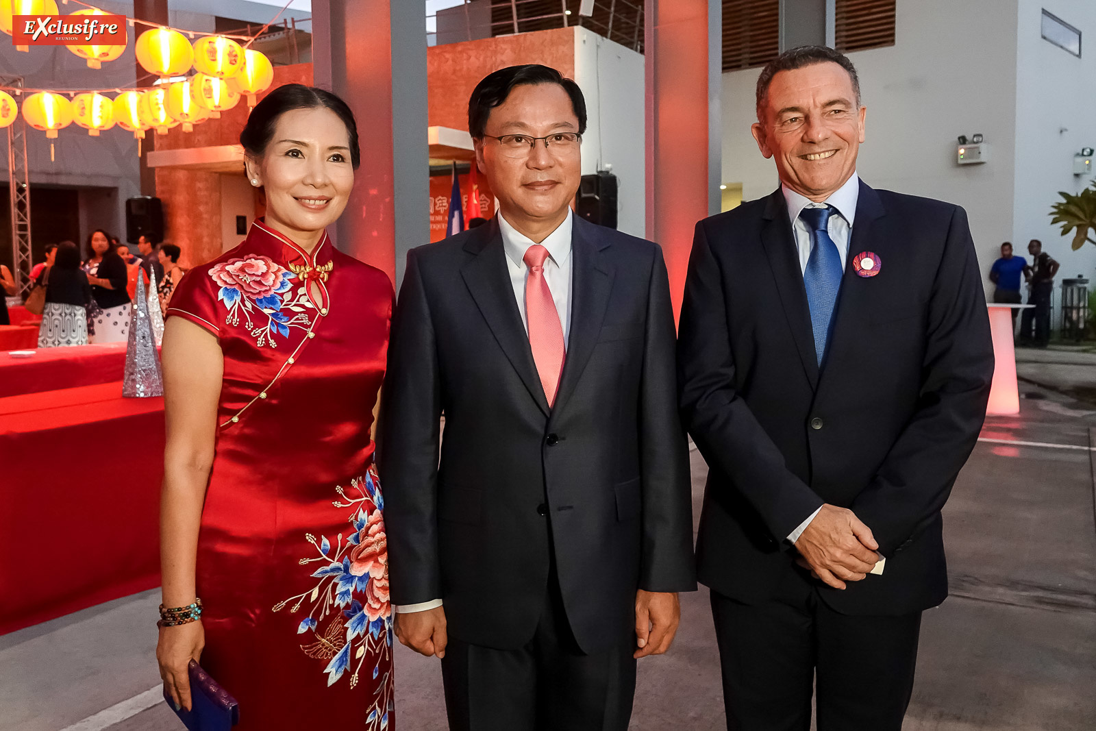 Dong Zhijiao, son époux Chen Zhihong, Consul Général de la République populaire de Chine à La Réunion, et Jean-Marc Grazzini, directeur commercial Air Austral