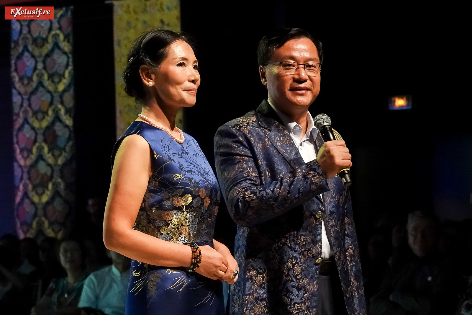 Dong Zhijiao, et son époux Chen Zhihong sur scène
