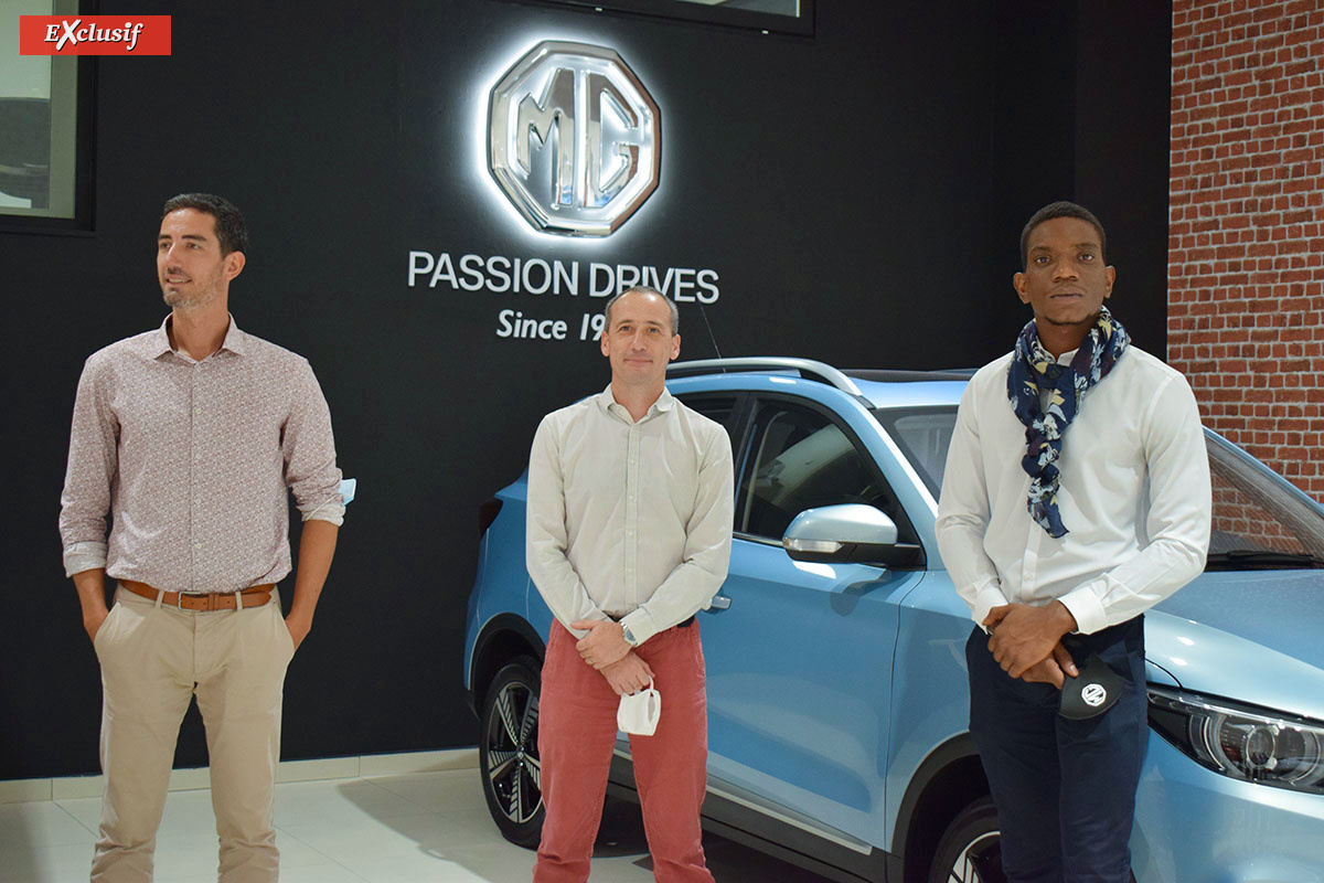 Christophe Caillé, Brand Manager MG Réunion, Alan Pinson, directeur Kolors Automobiles Saint-Denis, et Enerick Malinur, commercial MG Motor
