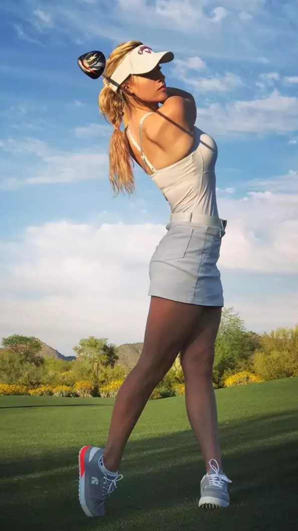 Elle sait très bien jouer au golf...