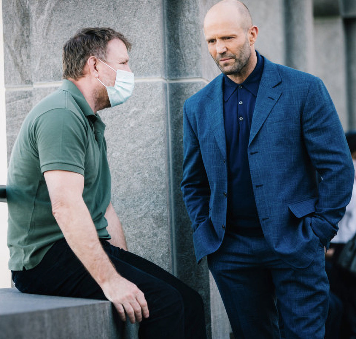 Jason Statham en discussion avec Guy Ritchie, le réalisateur du thriller