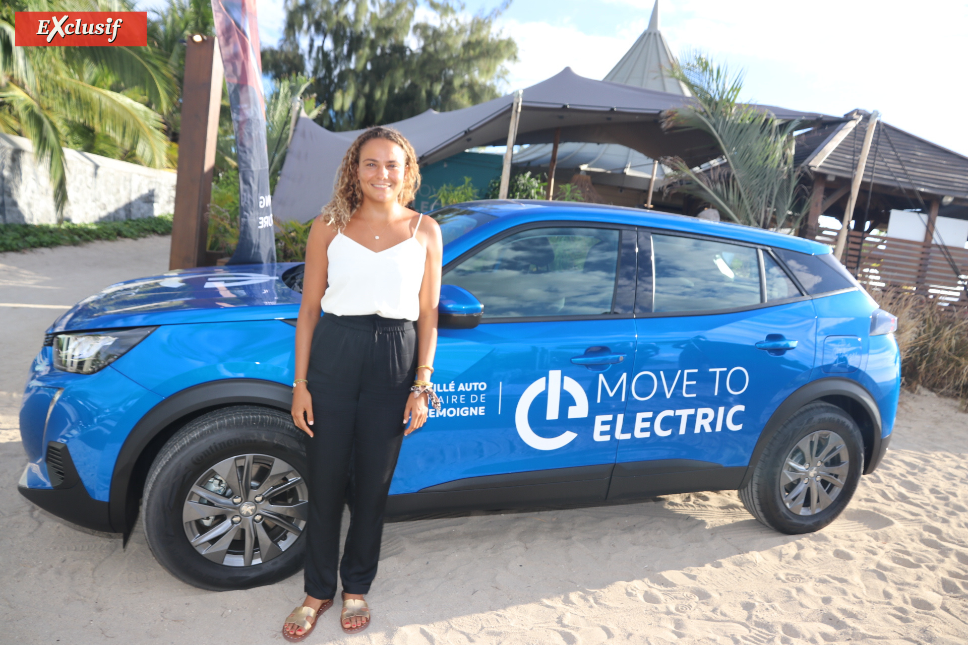 Alice Lemoigne, championne du monde de surf, et désormais ambassadrice du projet Move to Electric by Peugeot