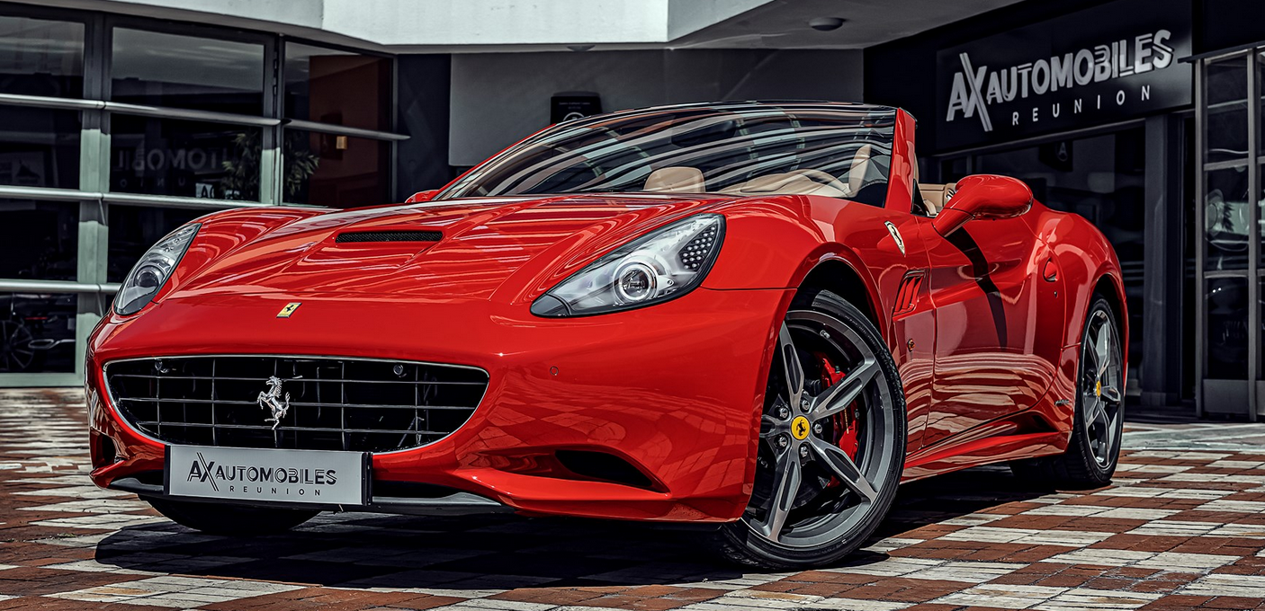 On commence avec une magnifique Ferrari cabriolet... (photo AxAutomobiles)
