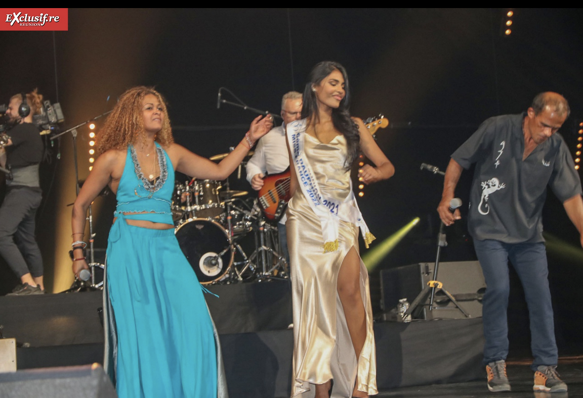 Miss Réunion aussi a participé à l'ambiance sur scène, Dana Virin dansant le séga...