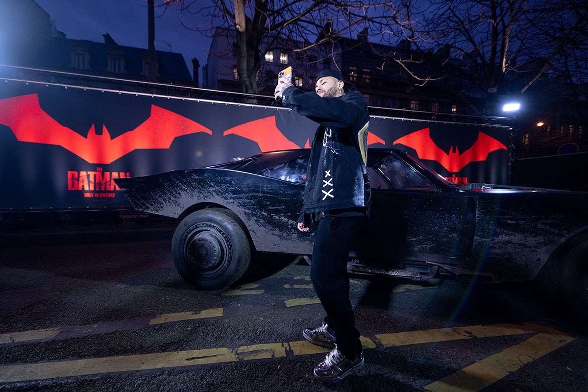 #The Batman: Robert Pattinson et Zoë Kravitz ont fait découvrir la Batmobile à Neymar