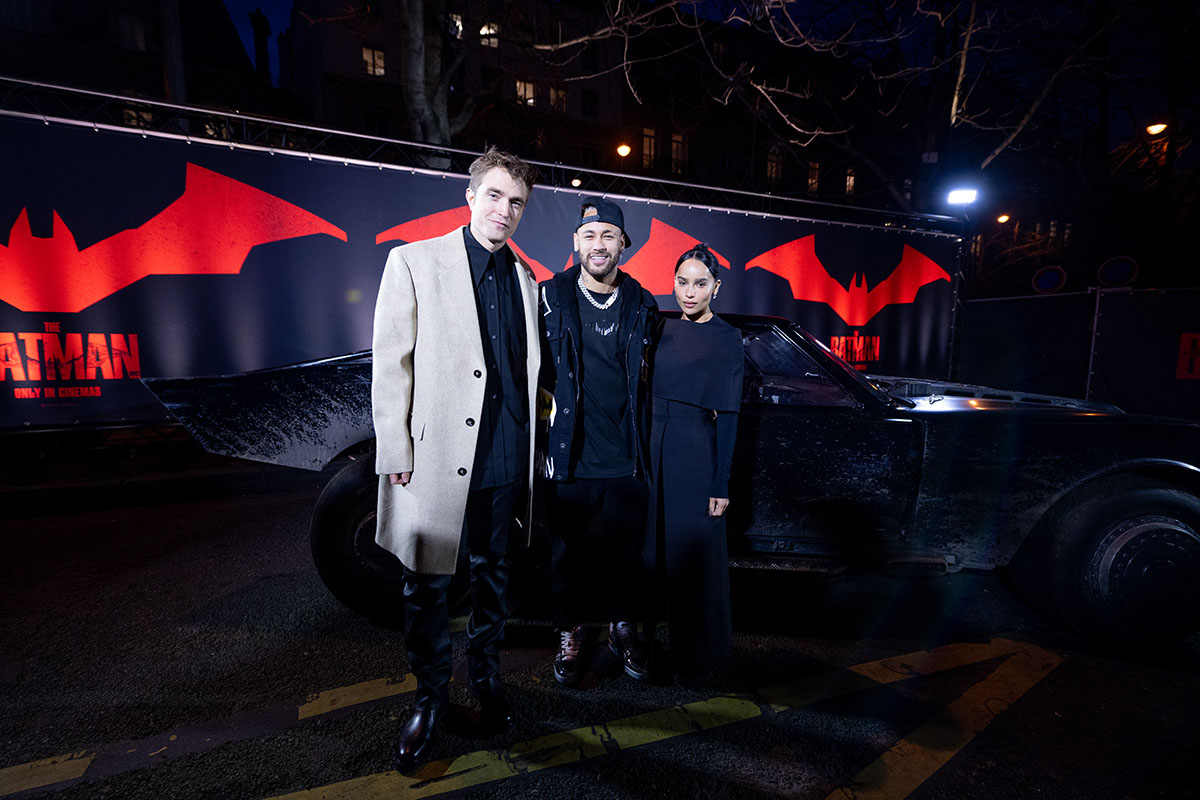 Robert Pattinson, Neymar Jr, et Zoé Kravitz devant la Batmobile à Paris