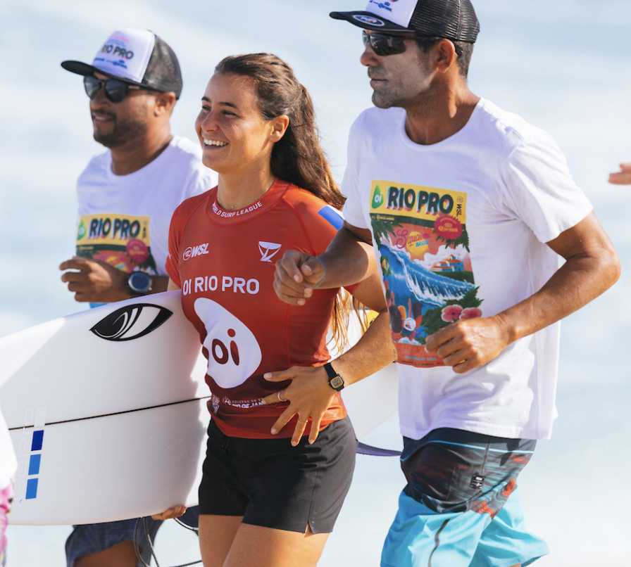 Surf: la Réunionnaise Johanne Defay, 2ème, fait sensation au Brésil