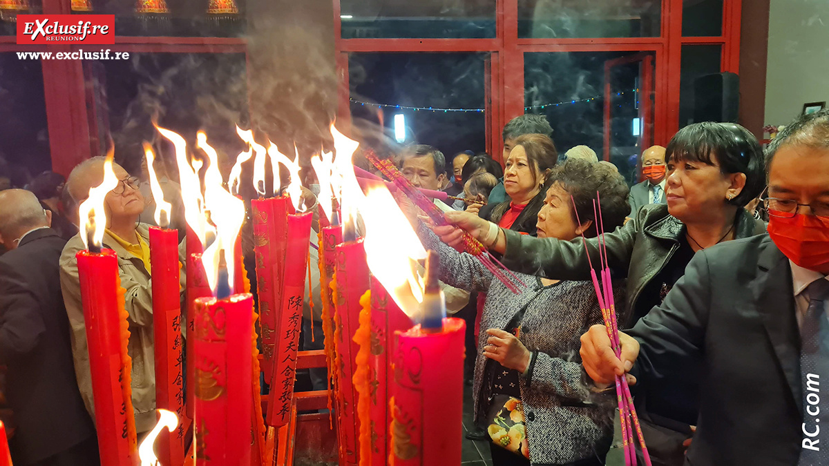 Les flammes des bougies calligraphiées ont illuminé l'intérieur du temple