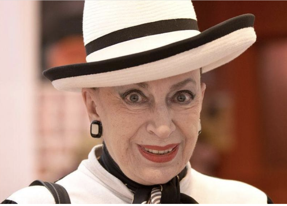 La dame au chapeau, 90 ans, et toujours très réactive