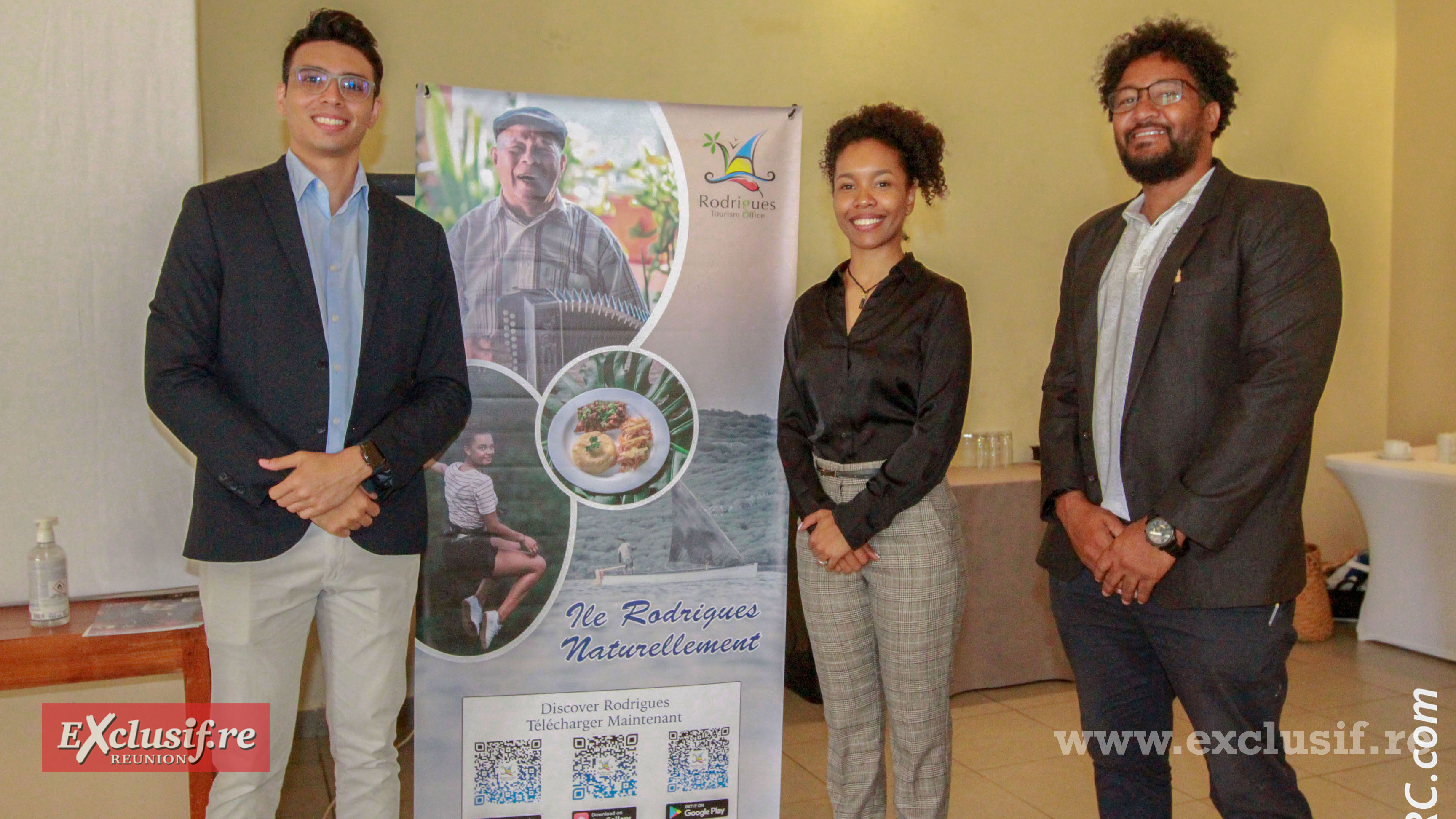 Issane Agathe, directrice de l'Office du Tourisme de Rodrigues, entourée de Claudarel Botshane (à droite), directeur de Discovey Rodrigues et Ferdinand Yeung de l’Office du Tourisme à Rodrigues