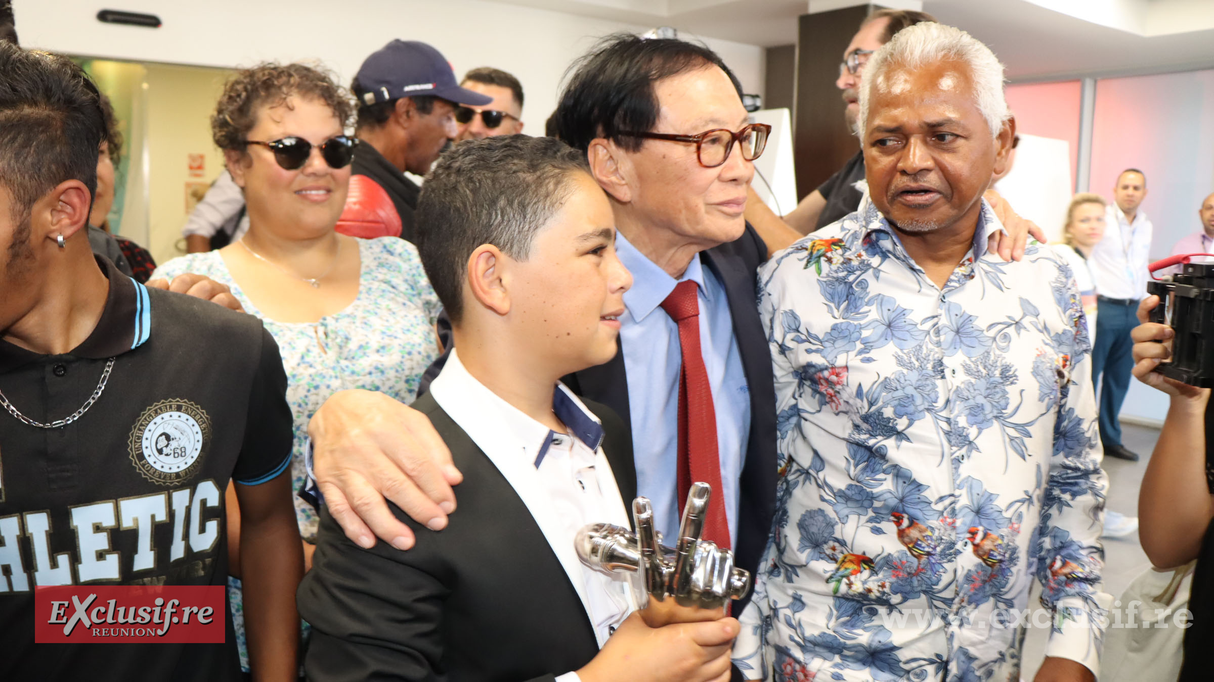 Raynaud avec le maire du Tampon André Thien Ah Koon et Philippe M'Roimana, des Tambours sacrés