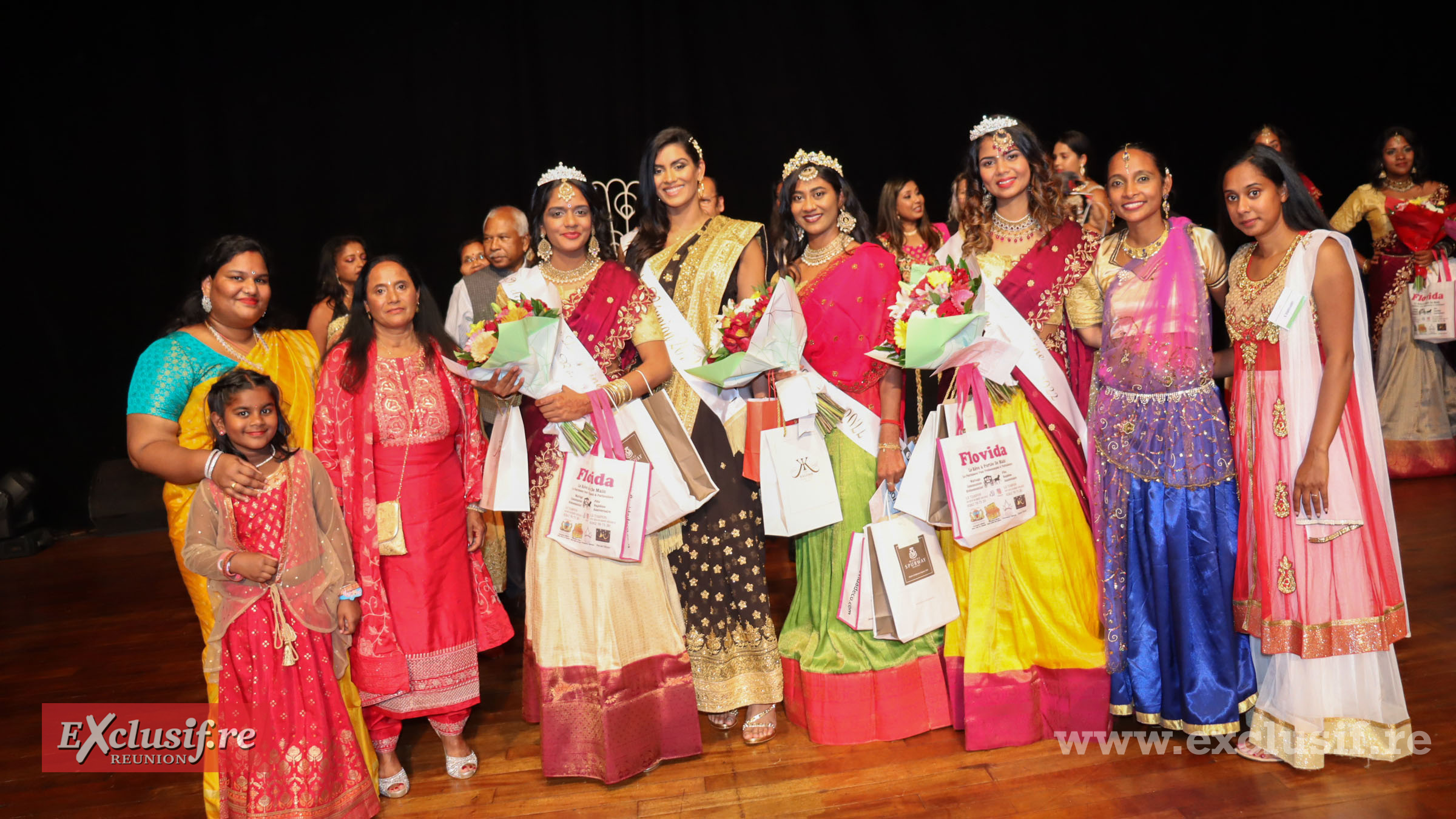 Les lauréates avec le comité Miss India Réunion, Nadine Ramdharry, Wendy et Kelly