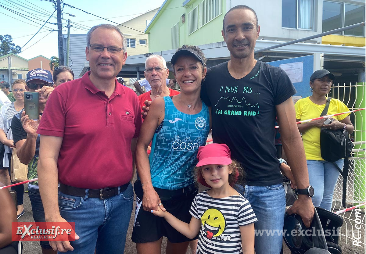Serge Hoareau, maire de la Petite-Ile,Marion Zaradzki et sa fille Imaé et Alexandre Mussard
