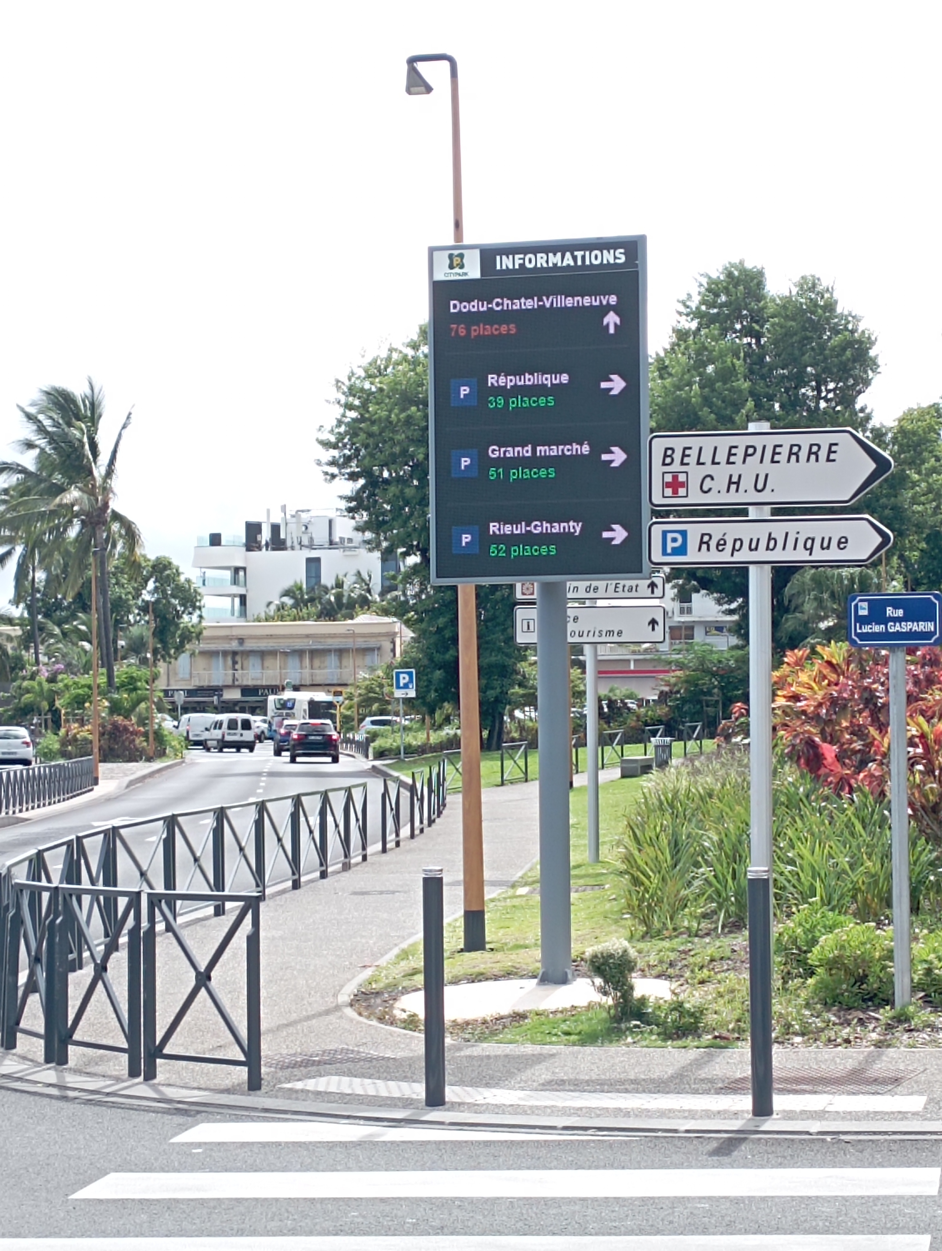 Le panneau placé à l'entrée de Saint-Denis côté Préfecture