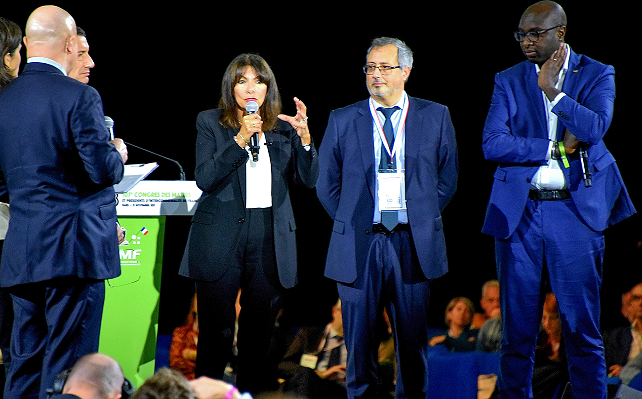 Intervention de la maire de Paris, Anne Hidalgo et, à droite, le maire de L'Île-Saint-Denis, Mohammed Gnabaly