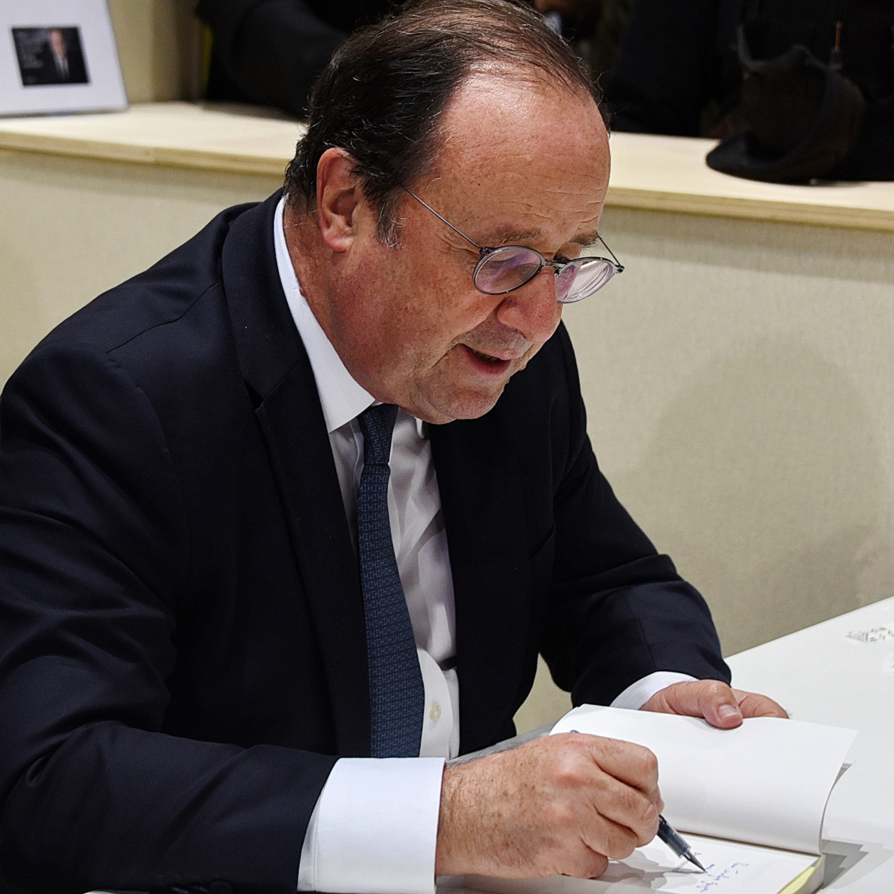 L'ancien président de la République, François Hollande, en dédicace...