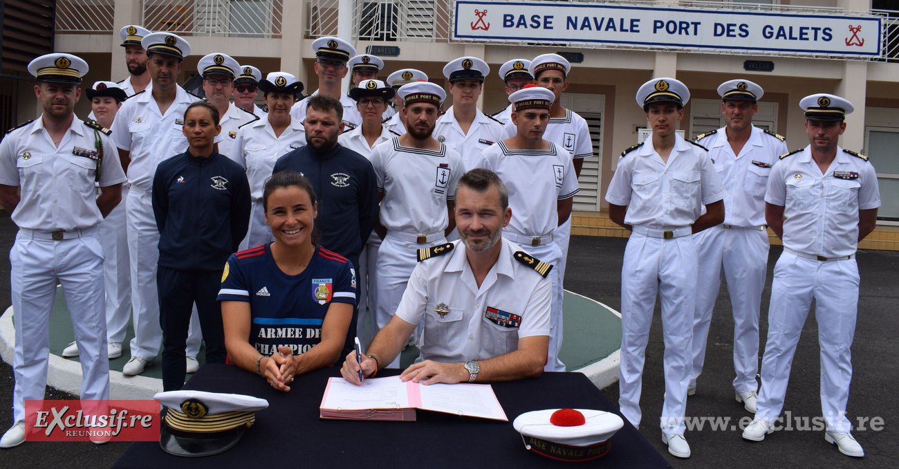 Johanne Defay et le capitaine de vaisseau Thomas Gérard ont signé leur partenariat à la Base navale en présence de nombreux marins (photos Aziz Patel)