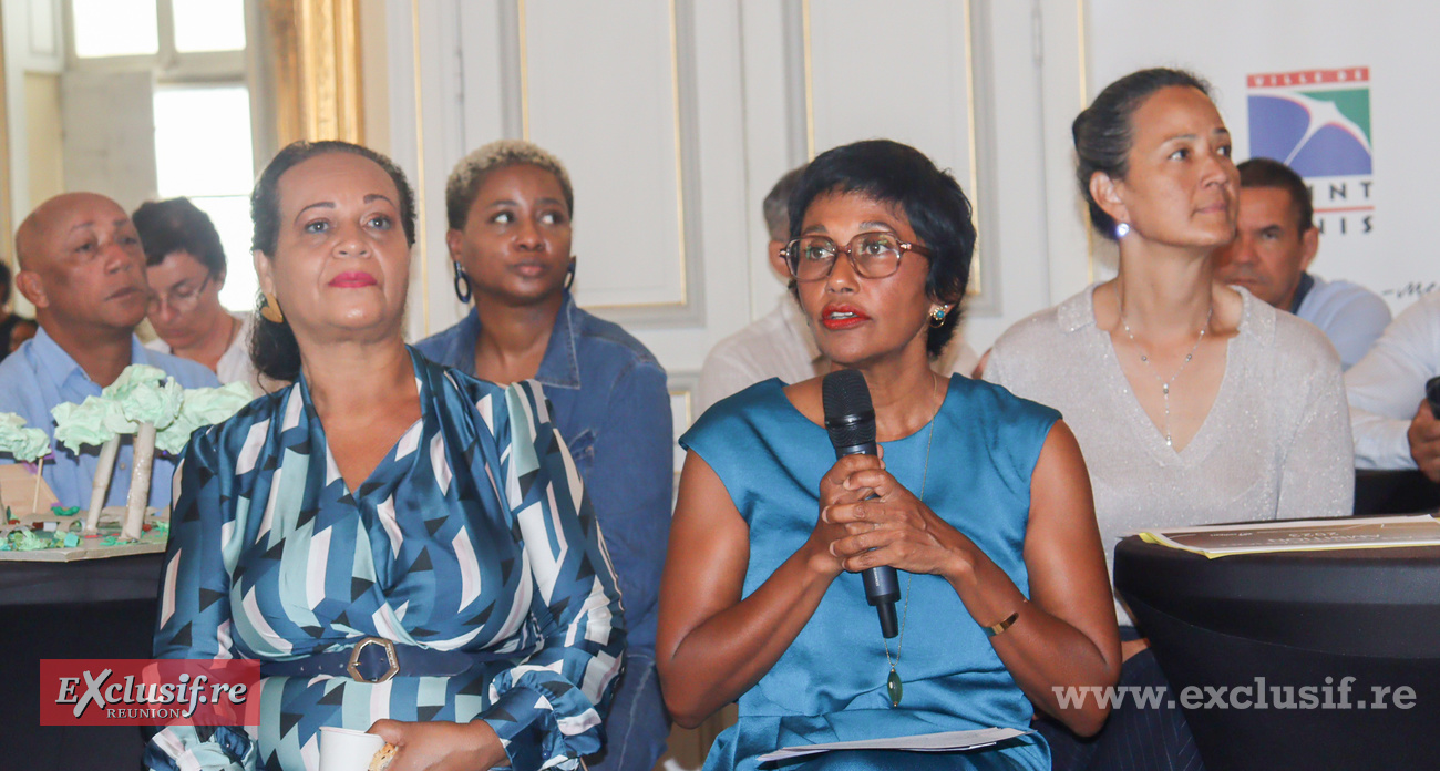 Ericka Bareigts, maire de Saint-Denis, entourée des élu.e.s lors de sa présentation des voeux à la presse locale. A ses côtés Sonia Bardinot et Brigitte Adame