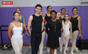 Dorian Plasse avec la maire Ericka Bareigts et les danseuses de l'école Loulou Pitou