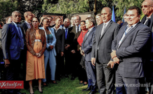 Photo de famille avec les élu.e.s, dont Karine Lebon, députée de La Réunion, et le Ministre délégué des Outre-Mer
