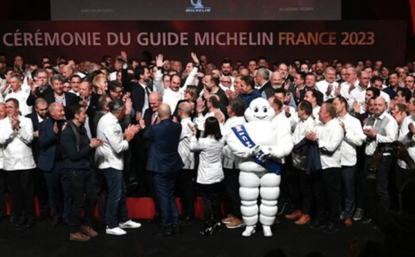 La cérémonie officielle du nouveau Guide Michelin a eu lieu ce lundi 6 mars au Palais des Congrès de Strasbourg où tous les chef.fe.s étaient présent.e.s
